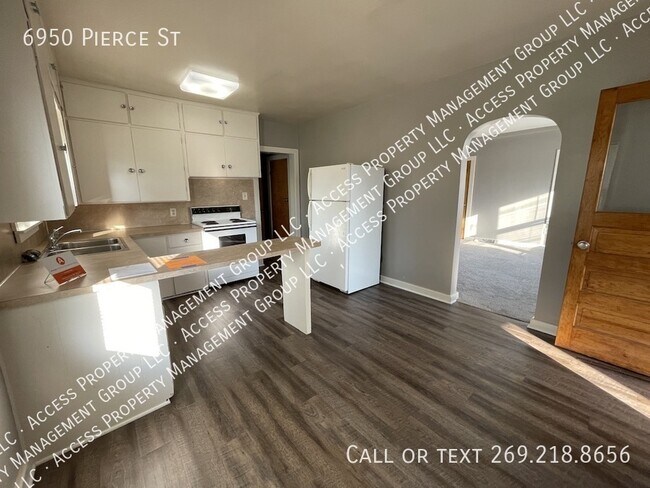 Building Photo - 6950 Pierce St