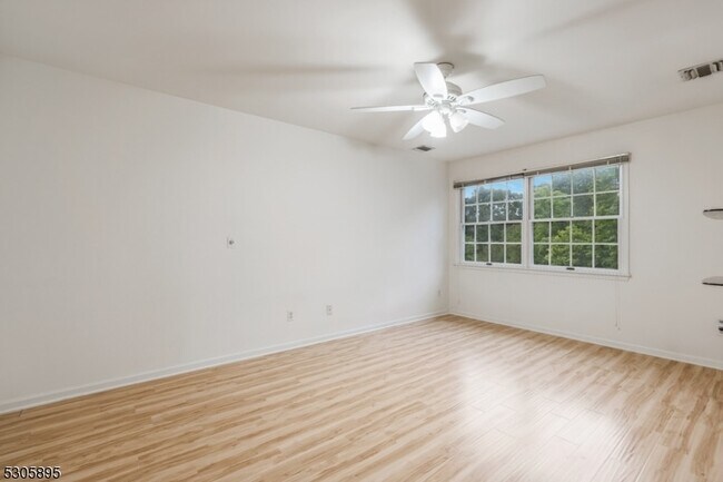 Building Photo - 5 Hidden Pond Ct