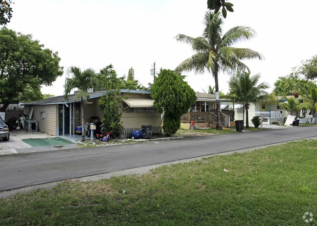 Building Photo - Colonial Acres