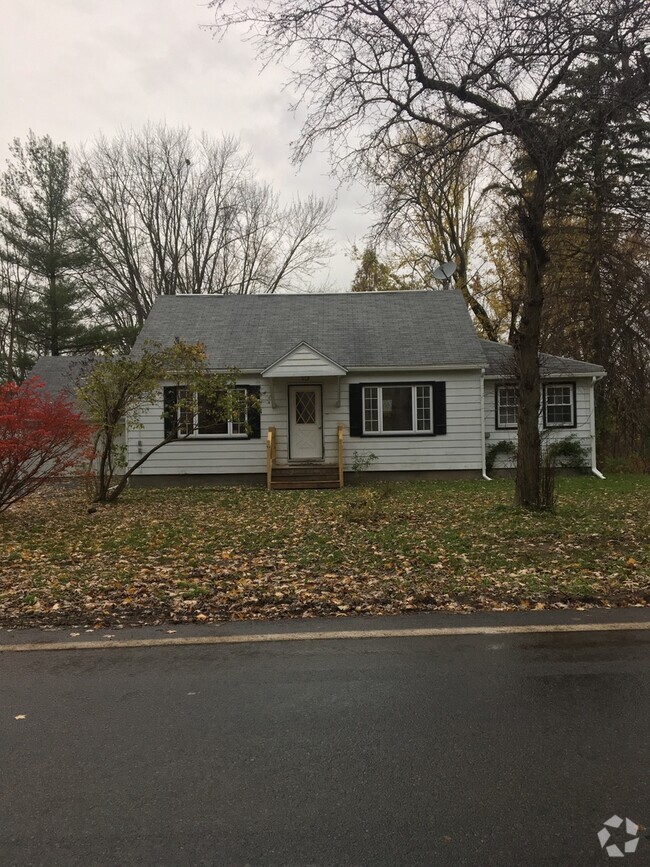 Building Photo - Remodeled 4 bedroom, 2 bath Brewerton Cape