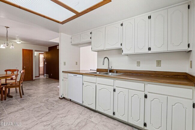 Building Photo - 724 Martha Gale Dr