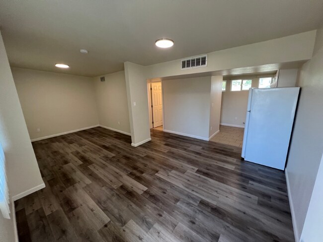Building Photo - 924 N Van Ness Ave