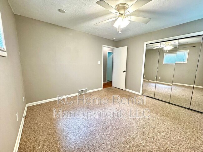 Building Photo - 5431 Outlook St