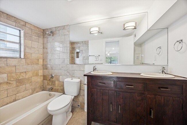 Building Photo - 3104 Fontana Dr