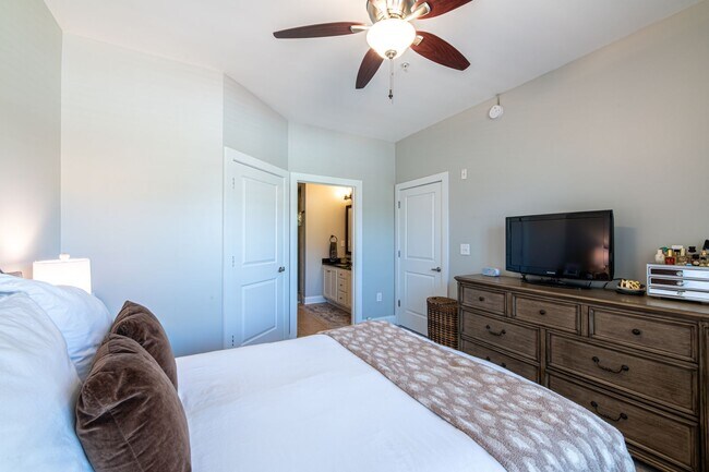 Building Photo - Knoxville 37920 - Riverfront Condo for Rent - 2 Bedroom, 2 Bath - CityView at Riverwalk - Contact...
