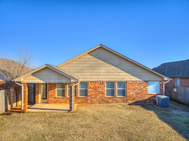 Building Photo - Updated home in Edmond + 3 bed + 2 bath