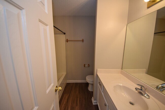 Building Photo - UPDATED and cute 2 bed 2 bath home.