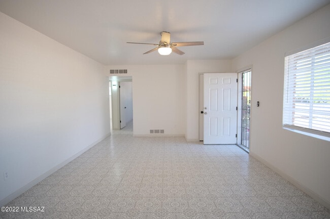 Building Photo - 2743 N Park Ave