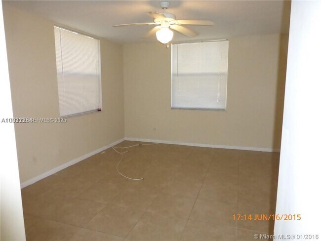 Building Photo - 529 E Sheridan St