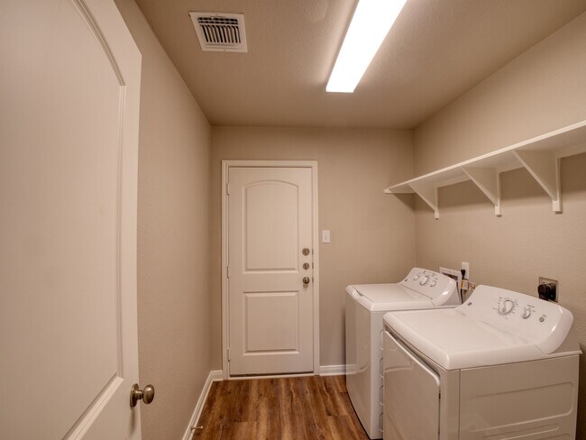 Building Photo - 1368 Kingsgate Dr