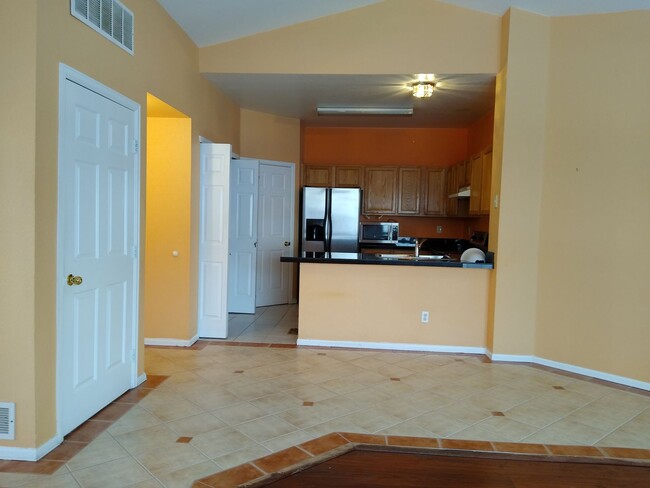 Building Photo - Super 2 Bedroom 2 Bath Townhome with 2 Car...