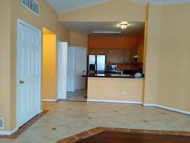 Building Photo - Super 2 Bedroom 2 Bath Townhome with 2 Car Garage Near Aurora Hills Golf Course
