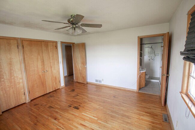 Building Photo - 1303 E Smiley Ln