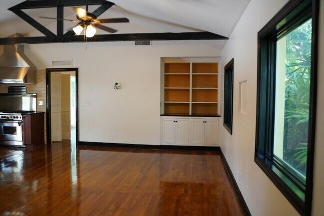Building Photo - 5215 N Flagler Dr