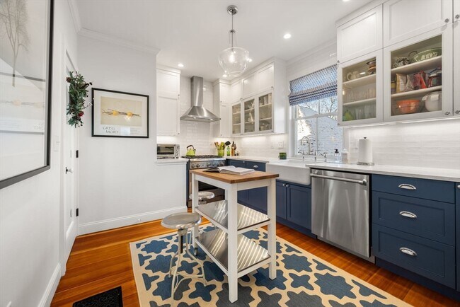 Building Photo - 40 Mead St