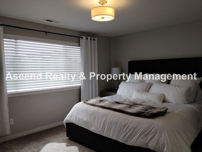 Building Photo - Like New 4 Bed Beauty Full Bed & Bath on M...