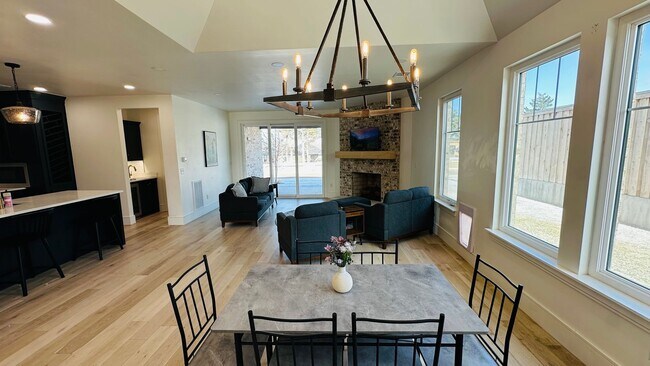 Building Photo - CORPORATE LEASE!!! Attn traveling nurse, executives, etc 4/3/2