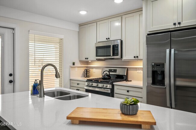 Building Photo - 854 Mallett St