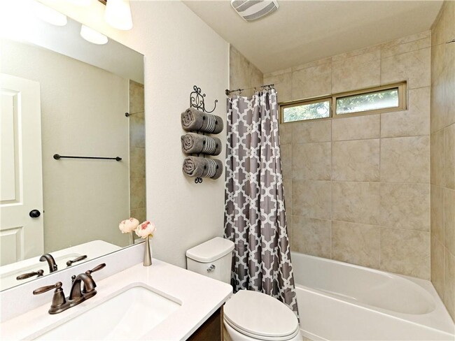 Building Photo - 332 Quartz Dr