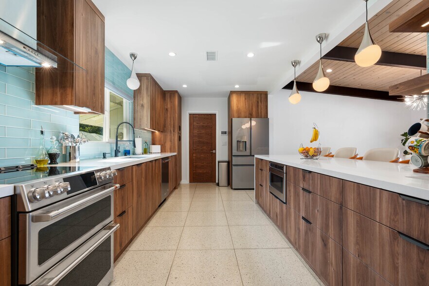 Building Photo - 10405 Ditson St