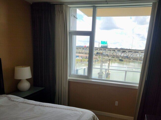 Building Photo - Beautiful 1 Bed 1 Bath Waterfront Condo w/...