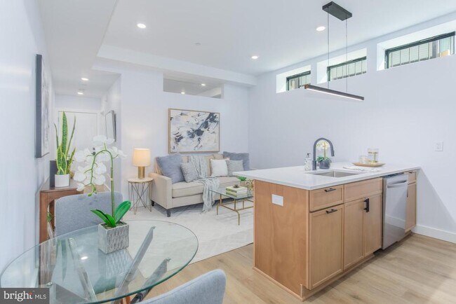 Building Photo - 1012 17th Pl NE