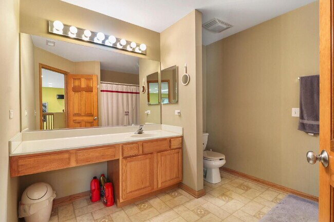 Building Photo - Spacious 3-Bedroom Townhouse with Main-Flo...