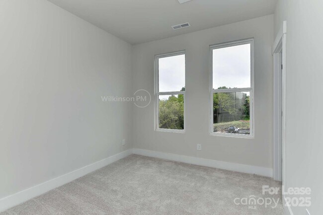 Building Photo - 2043 Clarksdale Dr