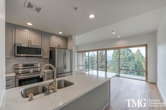 Building Photo - Top-Floor 2BD/2BA Condo w/ Stunning Park Views & Utilities Included
