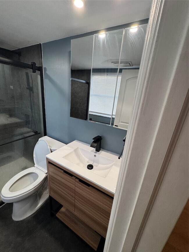 Building Photo - 1101 Crystal Lake Dr