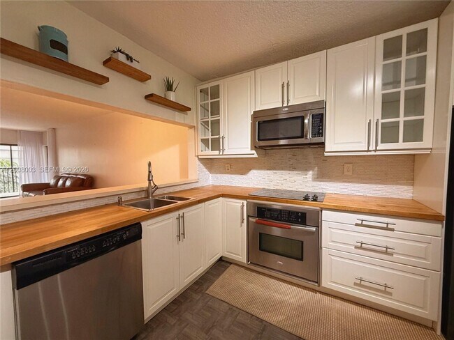 Building Photo - 511 Ives Dairy Rd