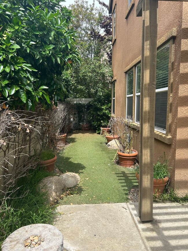 Building Photo - Spacious home in University Park