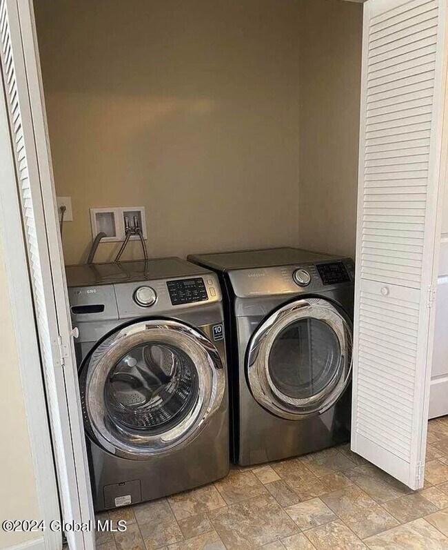 Building Photo - 10 Veterans St