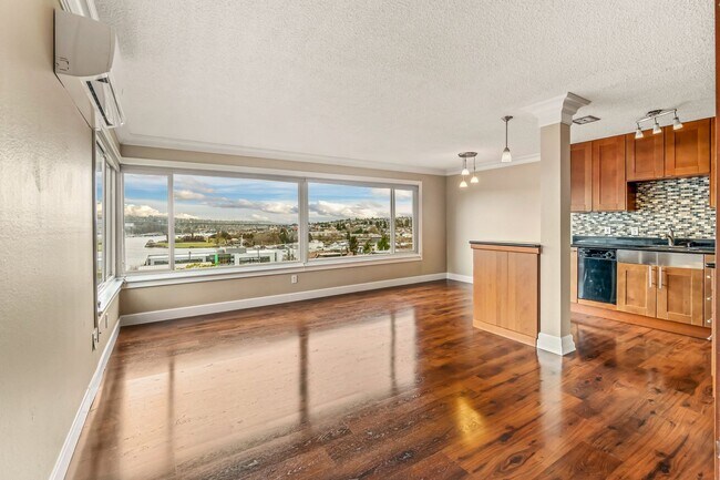 Building Photo - 1 Bedroom 1 Bathroom Eastlake Condo W/ Stunning Views