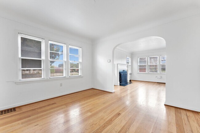 Building Photo - Spacious 6 Bed 2 Bath Home- N Portland Charmer!