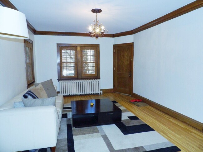 Building Photo - 2 Bedroom Condo in Brownstone