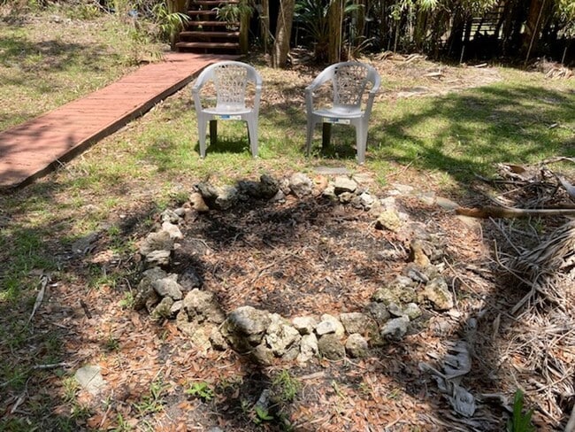 Building Photo - Captains' Lodge Old Homosassa