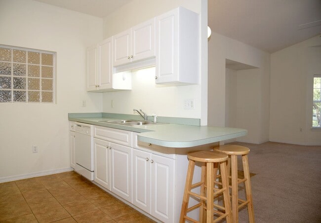 Building Photo - Second Floor Unit at The Oaks!