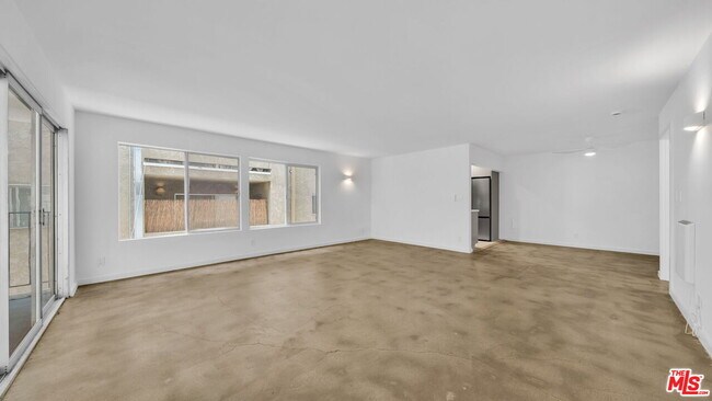 Building Photo - 621 San Vicente Blvd