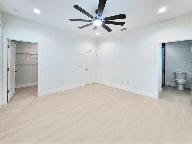 Building Photo - 3304 E North Bay St