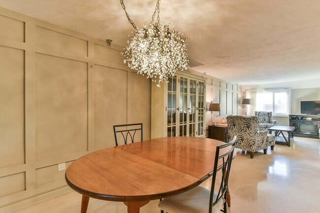 Building Photo - 44 Elm St