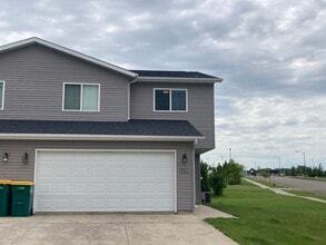 Building Photo - 3 bed 2.5 Bath Twin Home SORRY NO PETS!!