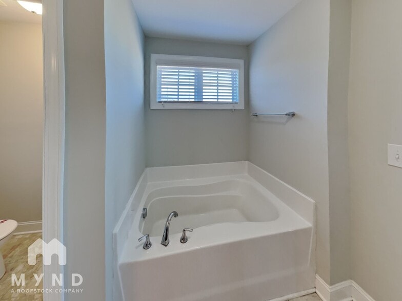 Building Photo - 1212 Silver Farm Rd