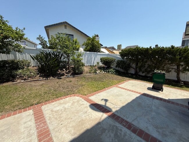 Building Photo - Updated 3 Bedroom Detached Home in Woodbri...