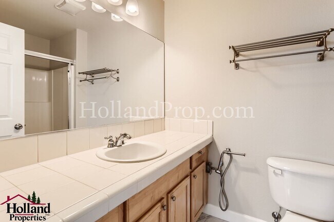 Building Photo - Stunning 4-Bedroom Townhouse with Dual Master Suites and Convenient 2-Car Garage in Hillsboro!