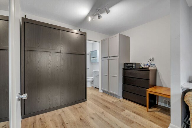 Building Photo - Old Town Furnished Studio Unit