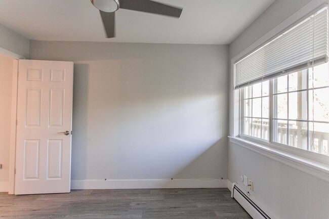Building Photo - Immaculate Fully Renovated 2 bed/1 bath!