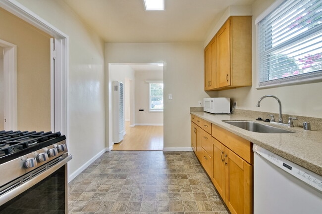Building Photo - Bright, Clean and Cozy 2BR, 1BA Single Fam...