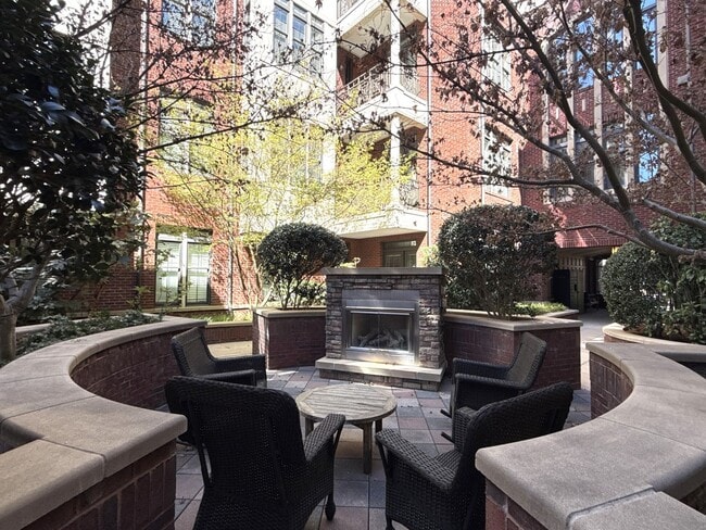 Building Photo - Lovely Condo in Tranquil Court