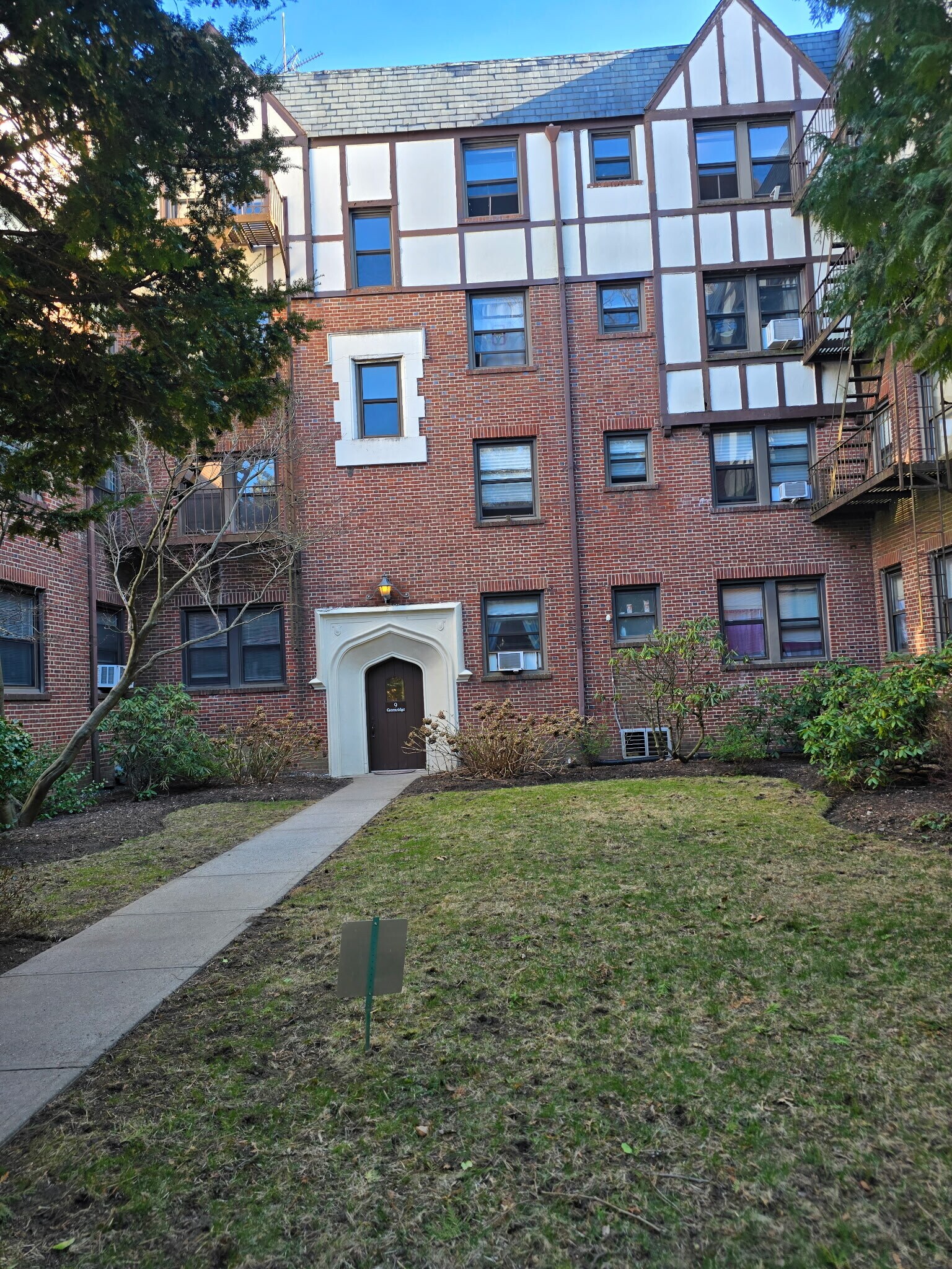 Building Photo - 2 Greenridge Ave